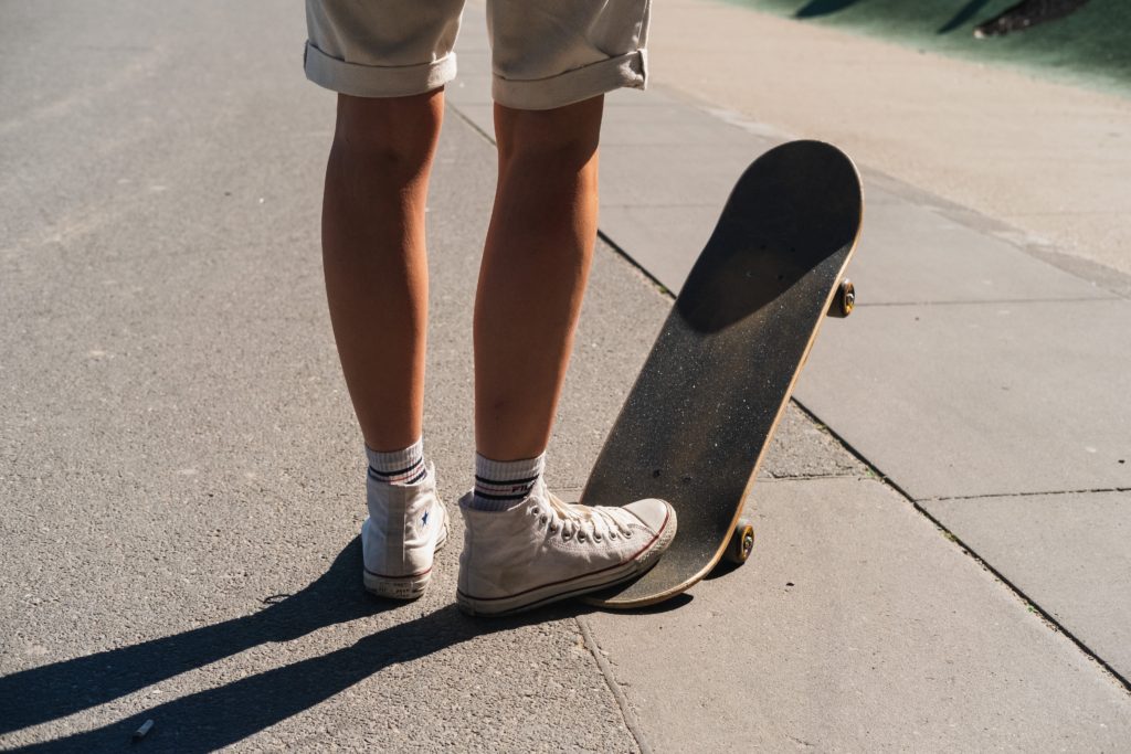 Jak přenášet skateboard v městské dopravě?