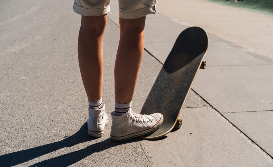 Jak přenášet skateboard v městské dopravě?