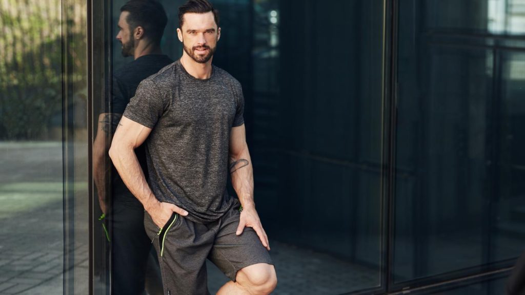 Pánská trička bez vzoru – jaké barvy zvolit v letním období?