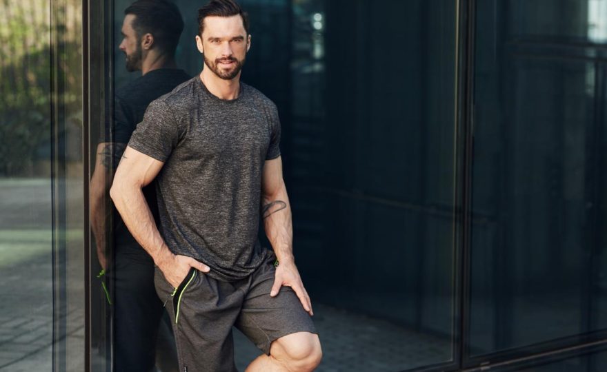 Pánská trička bez vzoru – jaké barvy zvolit v letním období?