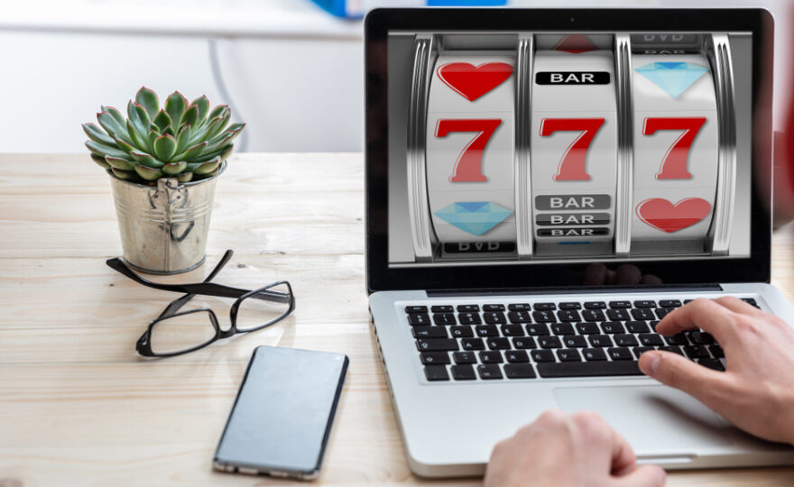 Svět online hazardu je prakticky neomezený. Jak se v něm orientovat?