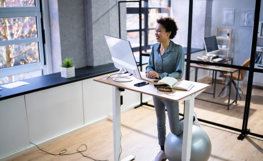 Elektricky nastavitelný stůl poskytuje maximální pohodlí nejen při práci