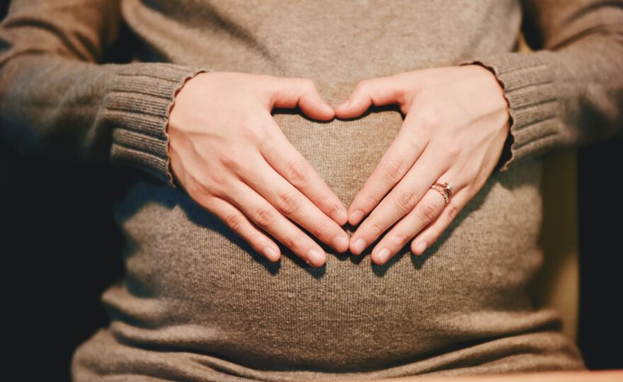 Černý kašel a těhotenství: jak ochránit sebe i miminko?