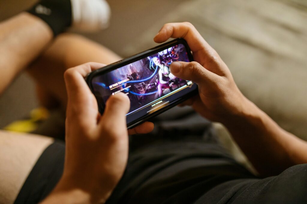 Tenká hranice mezi nevinným hraním her a gamblingem. Hazardní prvky ve videohrách ohrožují i děti