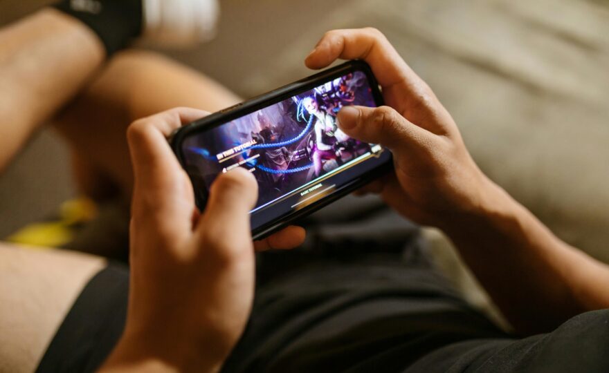 Tenká hranice mezi nevinným hraním her a gamblingem. Hazardní prvky ve videohrách ohrožují i děti
