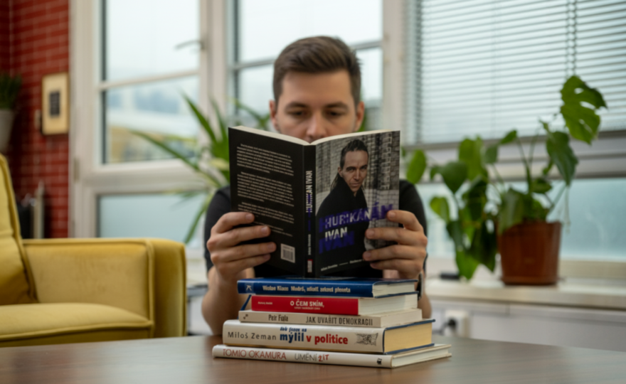 Zapomeňte na volební programy! POLITICI PÍŠÍ KNIHY – a je to CIRKUS! 💣