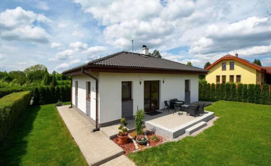 Sousedská bomba: Plot, který rozdělí víc než jen pozemky! Kdo ho vlastní, kdo ho musí opravovat a kdy vám na dveře zaklepe stavební úřad?