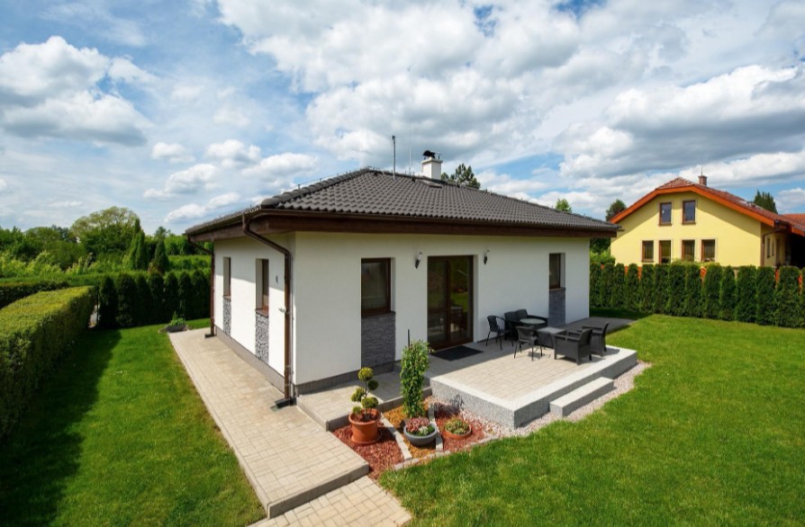 Sousedská bomba: Plot, který rozdělí víc než jen pozemky! Kdo ho vlastní, kdo ho musí opravovat a kdy vám na dveře zaklepe stavební úřad?