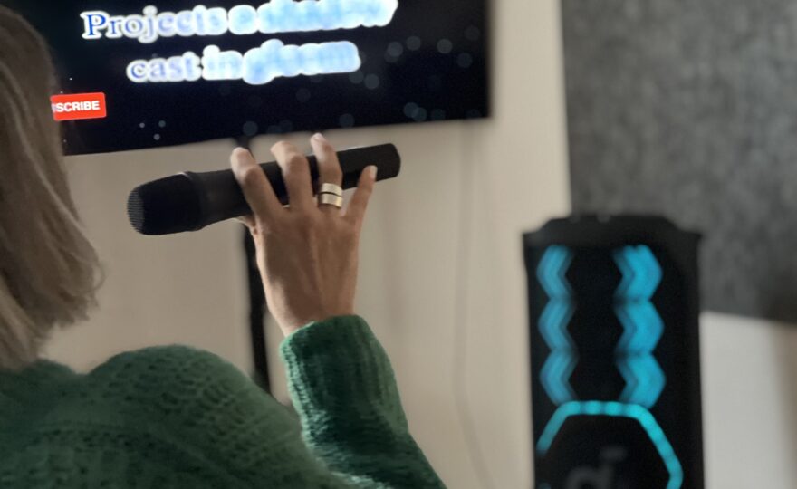 Vyzkoušeli jsme party reproduktor, který zvládne karaoke i kytaru
