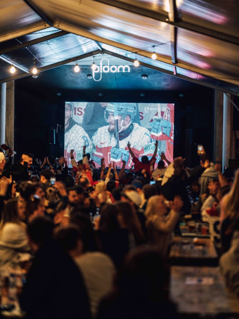 Riegrovy sady ovládlo hokejové MS. Fanoušky čeká Watch Party s podcastem Puk pak pivo