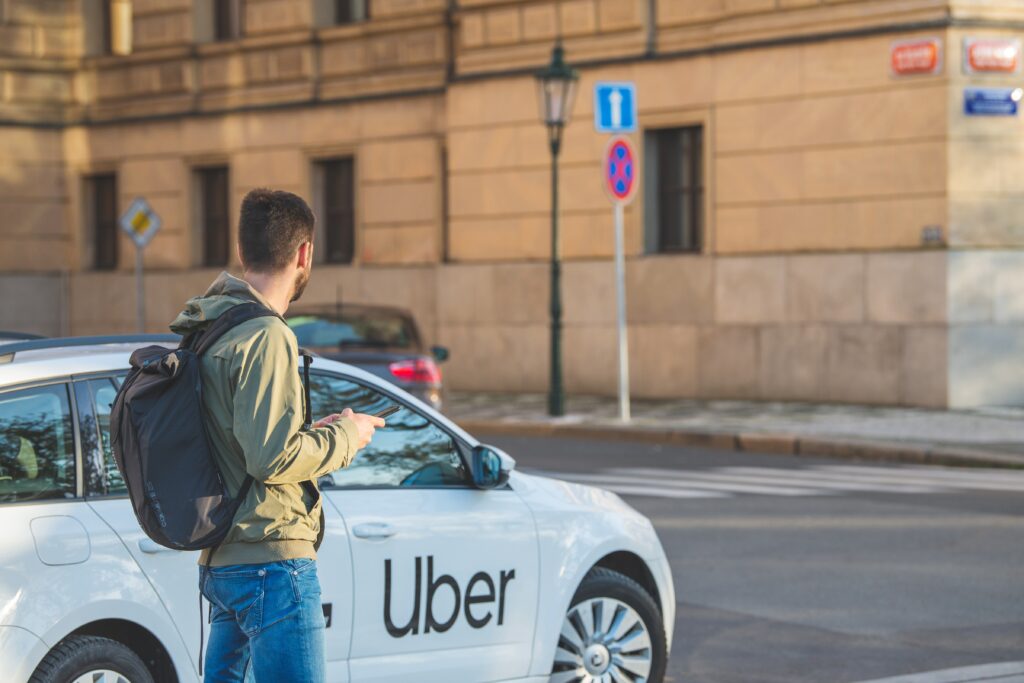 Jak najít ztracenou věc v Uberu: co dělat, když v autě zapomenete telefon, peněženku nebo batoh