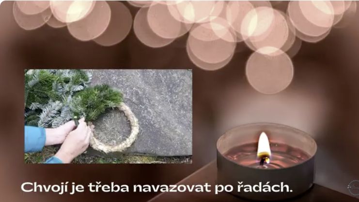 Ukázka postupného navazování chvojí na slaměný korpus ve videu Věnce od Popelky